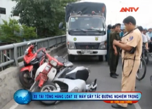 Clip: Xe tải đổ dốc mất phanh, đâm hàng loạt xe máy