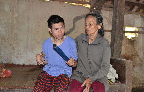 Mẹ già nuôi con bại não