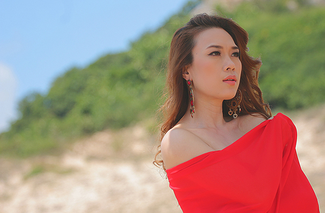 Mỹ Tâm khoe vai trần gợi cảm trong 