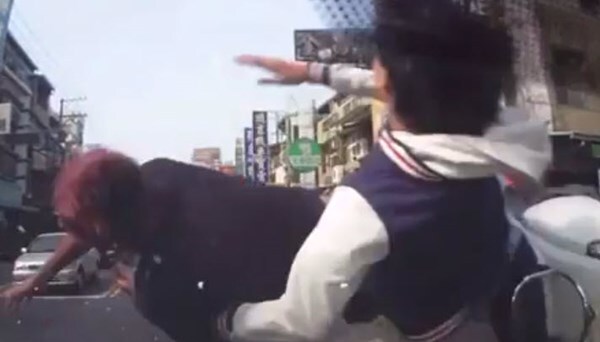Clip: Người phụ nữ bị xe tông kinh hoàng khi qua đường