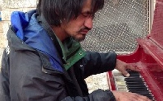 Clip: Người đàn ông lang thang chơi piano cực hay gây sốt
