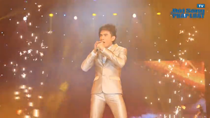 Clip: Khán đài chật kín trong liveshow của Đan Trường