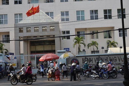 Tranh giành chỗ bán nước, chị gái tạt nước sôi vào em ruột