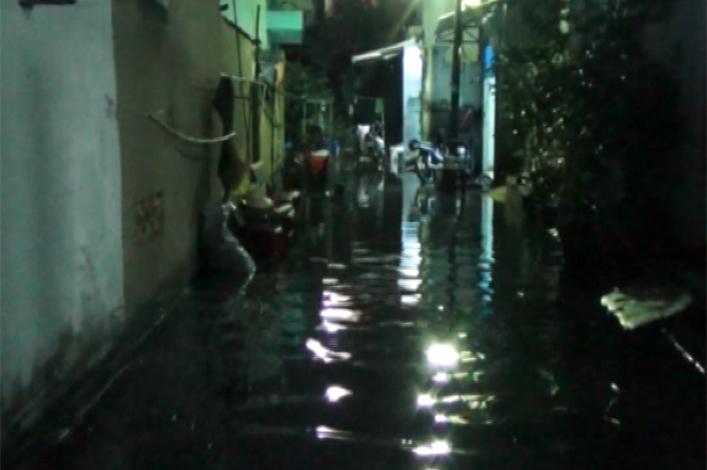 Clip: Nhà dân ngập nặng vì chính quyền xả cống