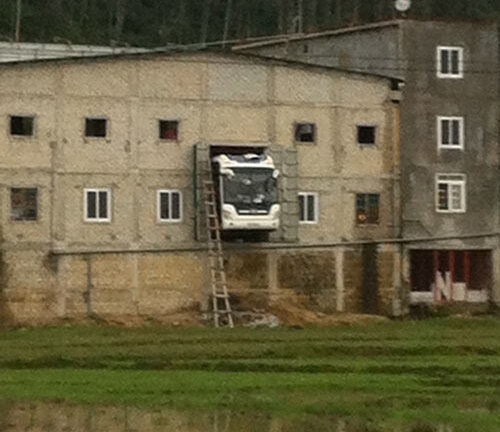 Xe khách lao xuyên qua nhà, 2 người nhập viện 