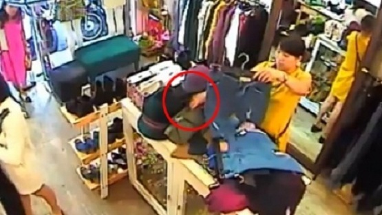 Clip: Cận mặt “nữ quái” trộm iPhone 6 Plus trong tích tắc