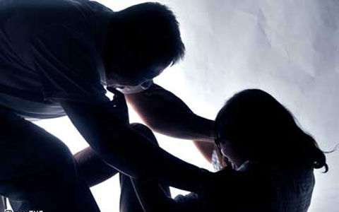Dìm nạn nhân bất tỉnh rồi lôi lên vườn mía hiếp dâm