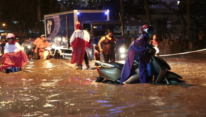 Cần Thơ mưa lớn, đường phố biến thành sông
