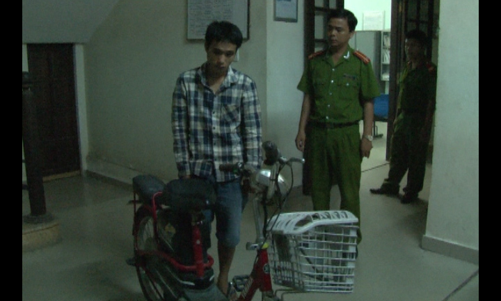 Bắt kẻ bịt mặt đột nhập nhà dân trộm xe đạp điện