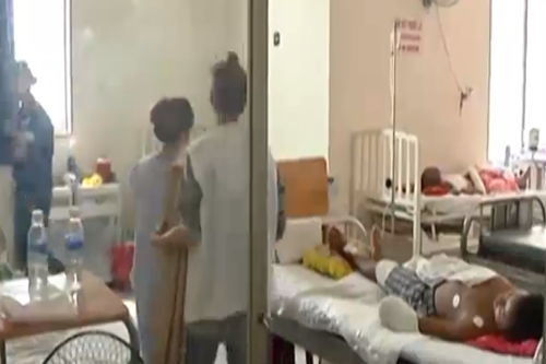 Clip: 2 mẹ con bị tạt axit trên đường đi làm về