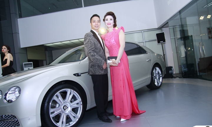 Người đẹp không tuổi Vũ Thúy Nga sang trọng, quý phái bên siêu xe