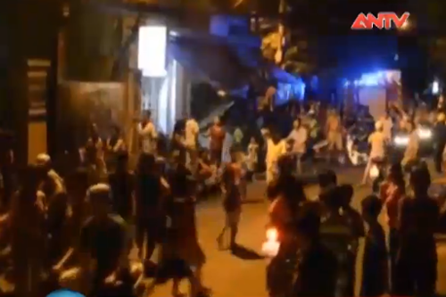 Clip: Nam thanh niên điên cuồng ôm bình gas đốt nhà