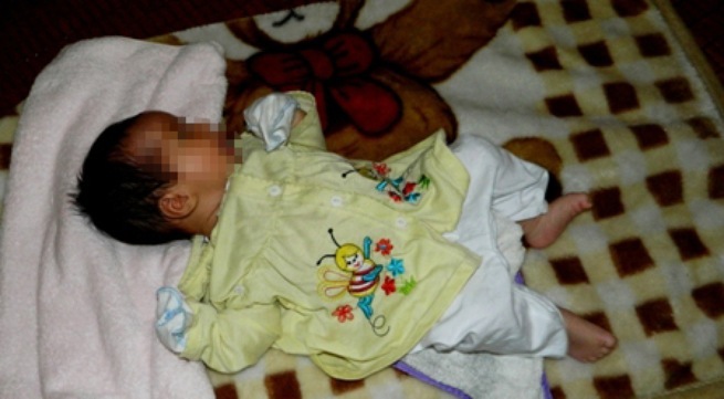 Bé 2 tháng tuổi bị bỏ rơi giữa đêm lạnh trước trường mầm non