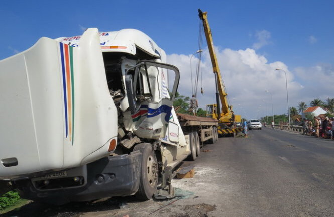 Xe đầu kéo gặp nạn, hai người chết kẹt trong cabin