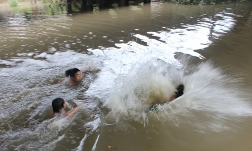 Ra suối chơi, 3 học sinh chết đuối thương tâm