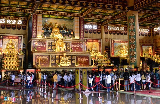 Đền thờ dát vàng phục vụ khách miễn phí ở Khu du lịch Đại Nam