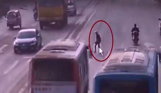 Clip: Cái kết may mắn cho người phụ nữ mù bị xe Bus đâm