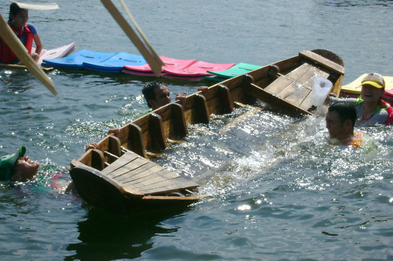 Lật xuồng trong lúc áp tải lâm tặc về trụ sở, hai cán bộ mất tích