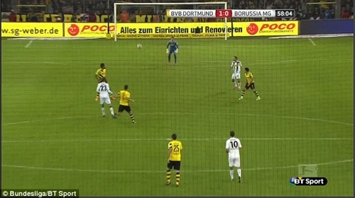 Clip bàn thắng phản lưới nhà “không tưởng” ở Bundesliga