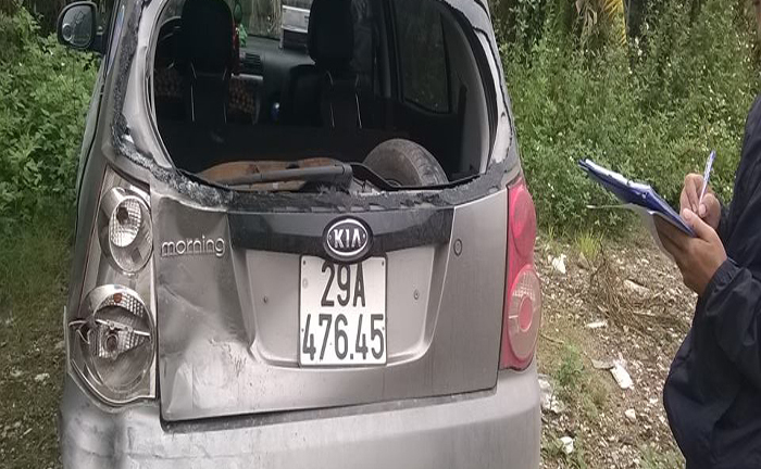 Lái xe Lancruiser tông văng xe taxi lên vỉa hè rồi bỏ chạy