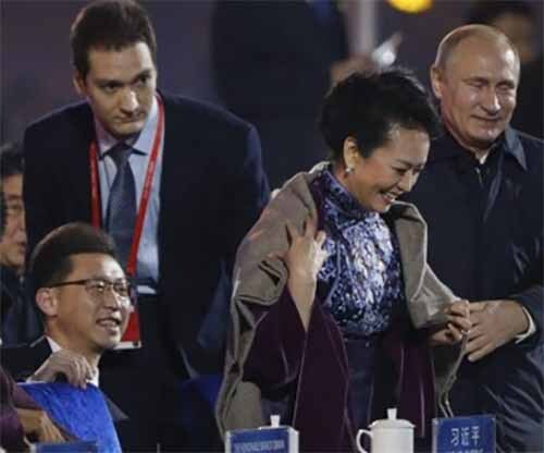 Tổng thống Nga Putin khoác áo cho Đệ nhất phu nhân Trung Quốc