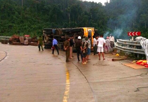 Xe tải chở gỗ trắc lật ngang, 3 người thương vong
