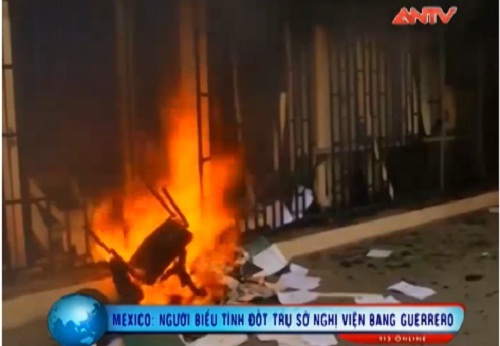 Clip: Người biểu tình Mexico đốt trụ sở chính quyền