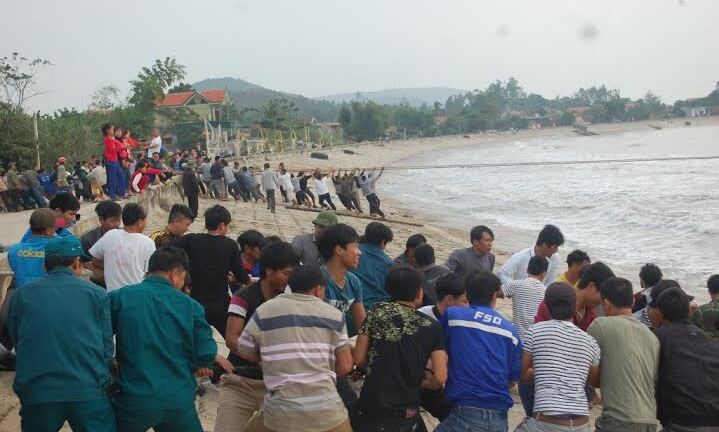 Hàng nghìn người dân đổ ra biển kéo tàu gặp nạn vào bờ