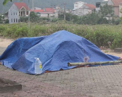 Xác người phụ nữ vẫn nằm bên đường sau gần 1 ngày phát hiện