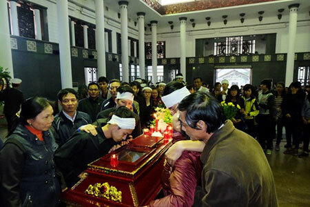 Cạn nước mắt tiễn biệt cô gái trẻ bị bỏng cồn