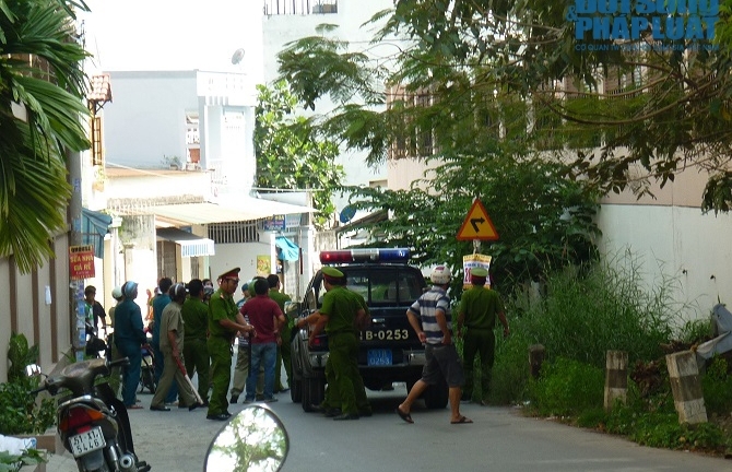 Clip: Hiện trường bắt đối tượng chém công an, ôm bình ga cố thủ