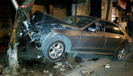 Xe Mercedes mất lái “hạ gục” cột đèn trên vỉa hè