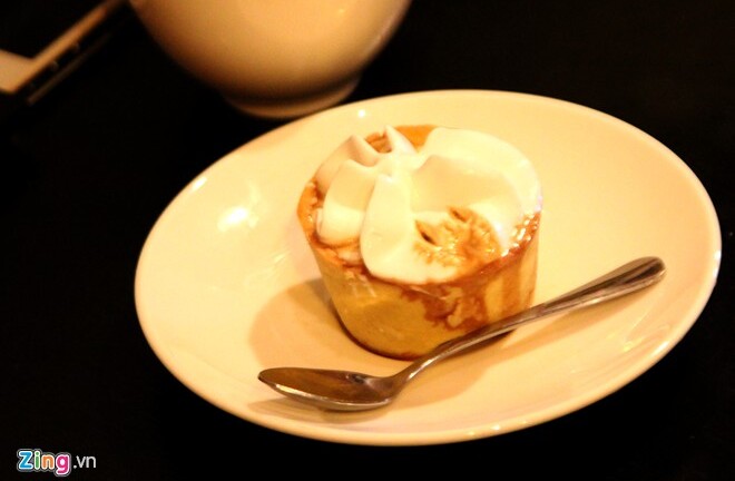 Xếp hàng mua cà phê ăn luôn cốc giá 10.000 đồng ở Sài Gòn