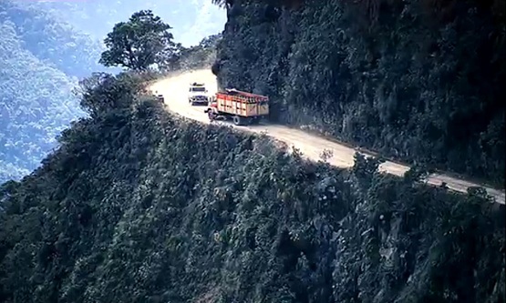 Clip: Dựng tóc gáy với  con đường nguy hiểm nhất thế giới 