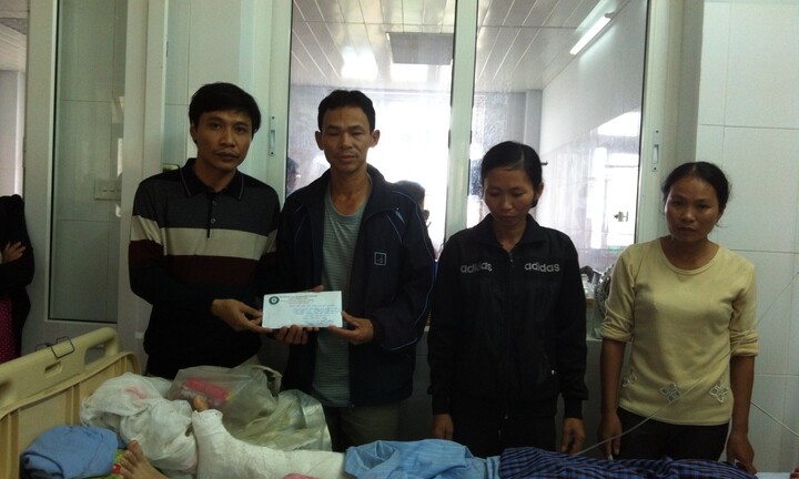 Trao 20 triệu đồng tới gia đình khánh kiệt vì mua máu cứu con