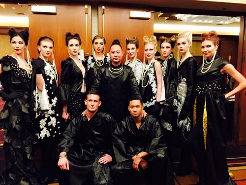 Võ Việt Chung bất ngờ lọt Top 10 NTK xuất sắc của Mỹ