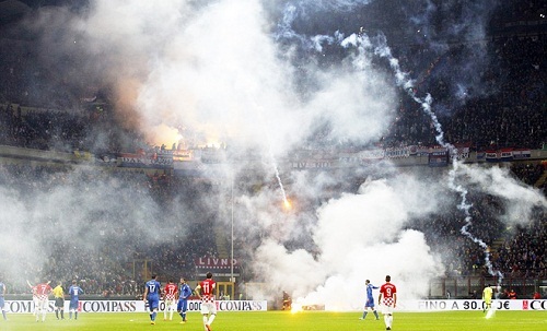 Clip: Sân Giuseppe Meazza 'chìm' trong pháo sáng vì CĐV quá khích
