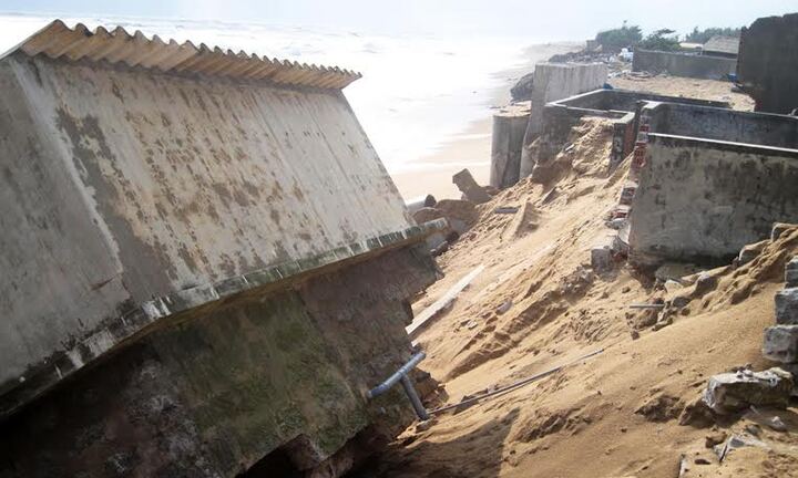 Phú Yên: Triều cường xuất hiện đánh sập kè