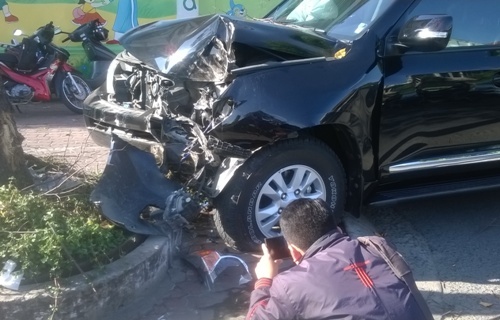 Giao thông hỗn loạn vì xe biển xanh “đối đầu” với gốc cây