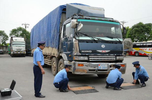 Mật phục bắt giữ 21 xe chở gỗ quá tải từ Lào về Việt Nam