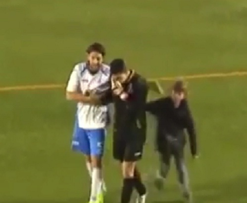 Clip: Thủ môn bật khóc vì bị ghi bàn ở khoảng cách không tưởng