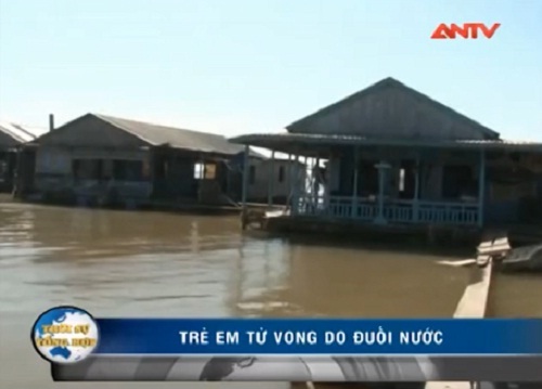 Clip: Xót thương bé 2 tuổi rơi xuống nước tử vong