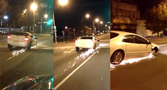 Clip: Bị tai nạn - ô tô vẫn chạy bằng vành, cày mặt đường tóe lửa