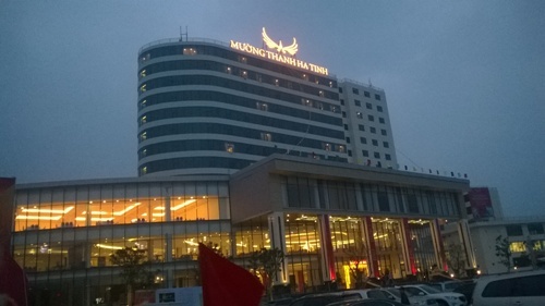 Đại gia hút thuốc lào đi Rolls Royce khánh thành khách sạn 4 sao