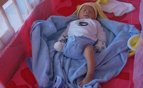 Cháu bé văng ra khỏi bụng mẹ được giúp đỡ gần 3 tỷ đồng