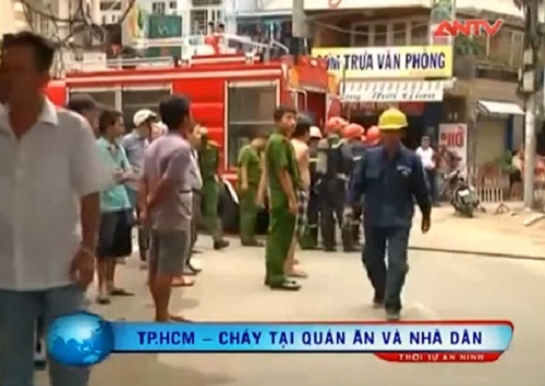 Video: Quán ăn bỗng dưng bốc cháy, hàng trăm người hoảng loạn