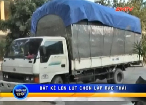 Clip: Bắt 2 đối tượng lén lút chôn lấp 2 tấn rác thải