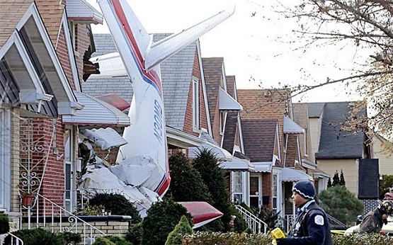 Tai nạn hy hữu: Máy bay đâm trúng phòng ngủ nhà dân