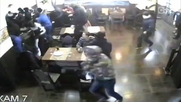 Video: Thản nhiên ngồi ăn giữa cuộc hỗn chiến của