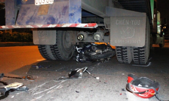 TP HCM: Xe máy tông đuôi container, 2 người thương vong